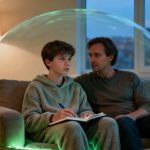 Родитель и подросток сидят рядом на диване в уютной гостиной, вокруг них мягкое свечение как символ безопасного пространства